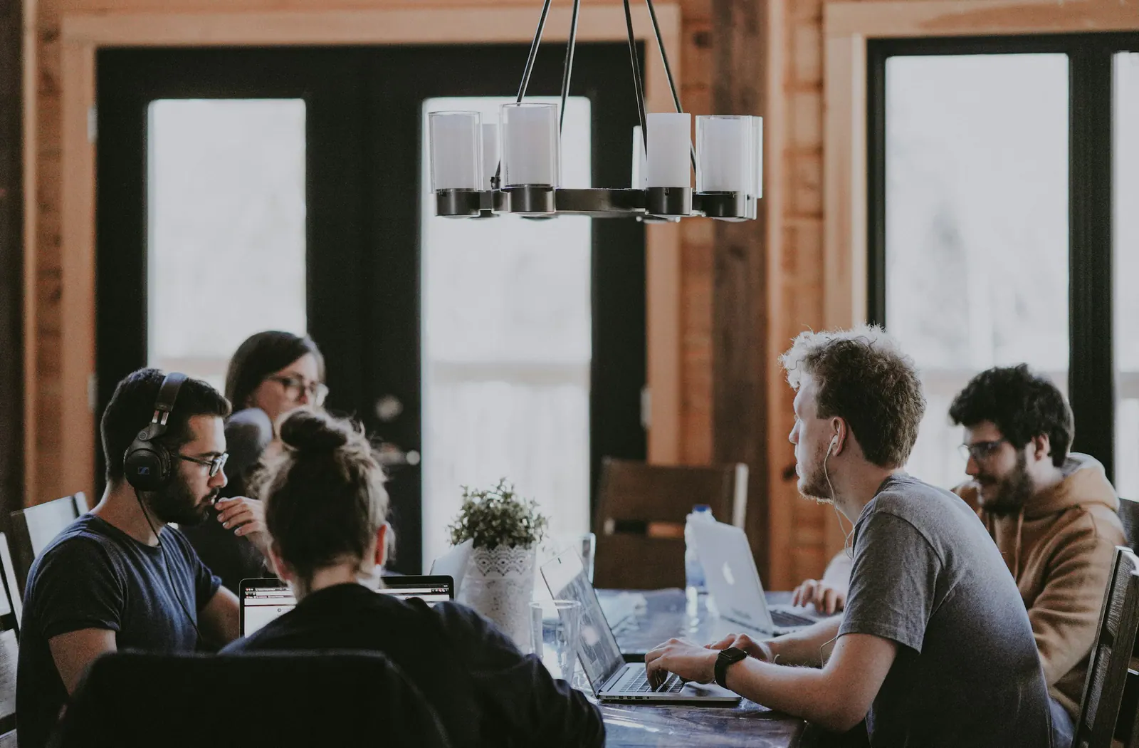Équipe au travail sur ordinateurs portables