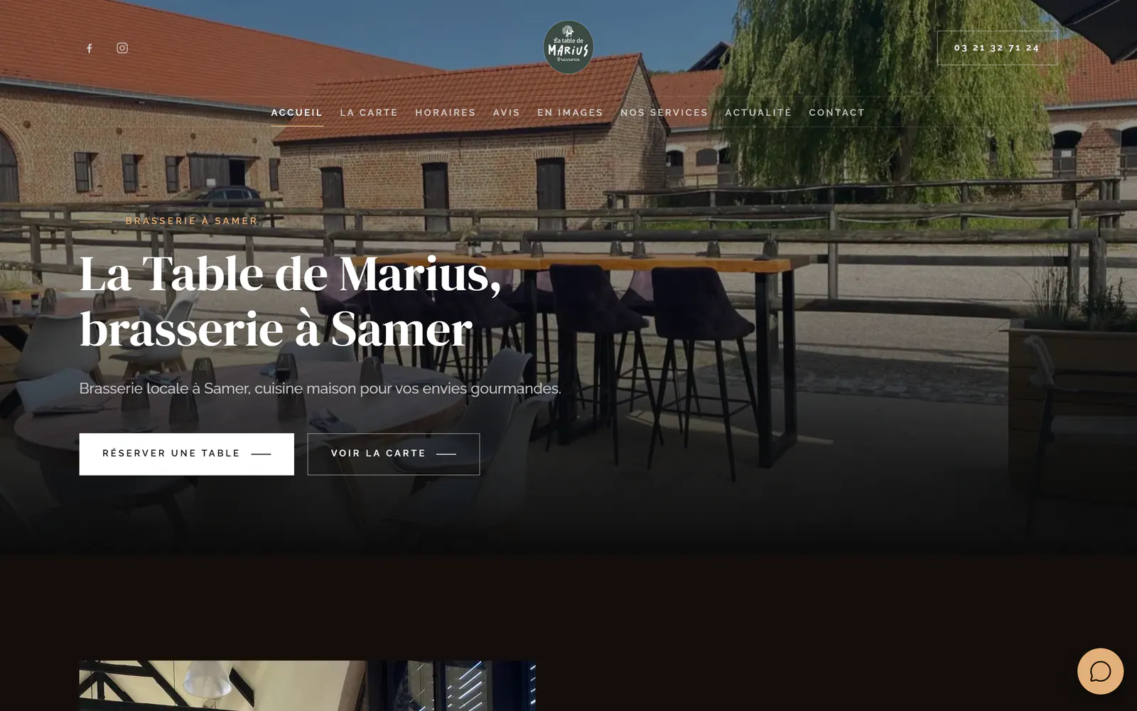 Accueil du site de La Table de Marius, brasserie à Samer, avec sa terrasse dans la cour de la Maison du Cheval Boulonnais