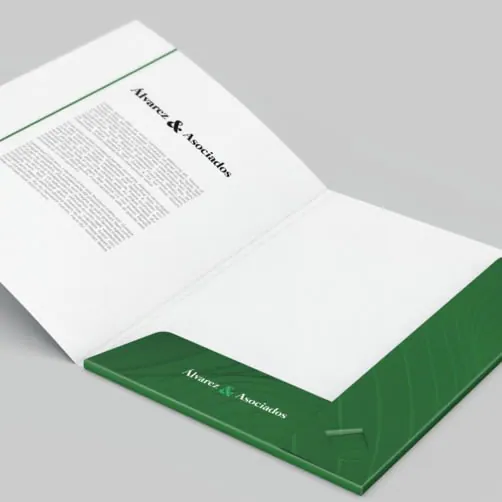 Brochure ouverte iTS Samer avec couverture verte et pages blanches présentant services informatiques