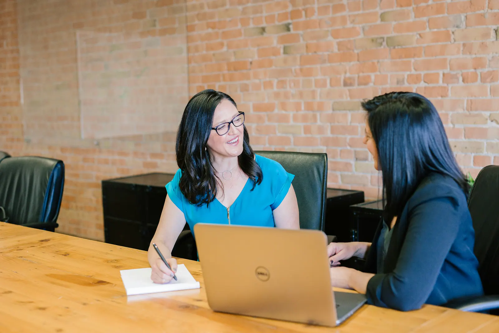 Formatrice accompagnant une stagiaire pendant une formation