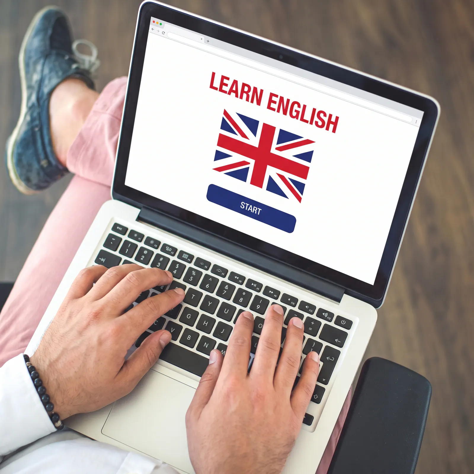 Personne suivant une formation d'anglais en ligne sur laptop avec interface d'apprentissage des langues