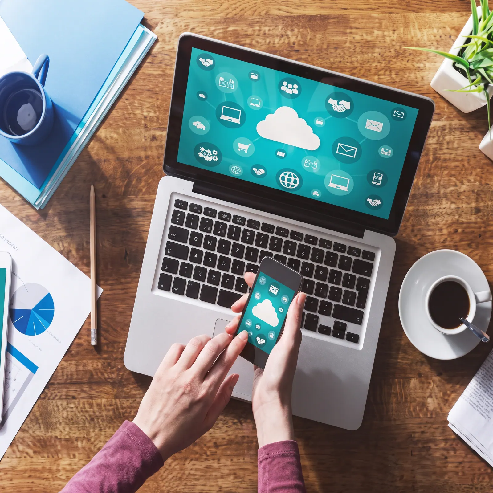 Professionnel vérifiant un accès sécurisé avec authentification forte sur smartphone et ordinateur portable