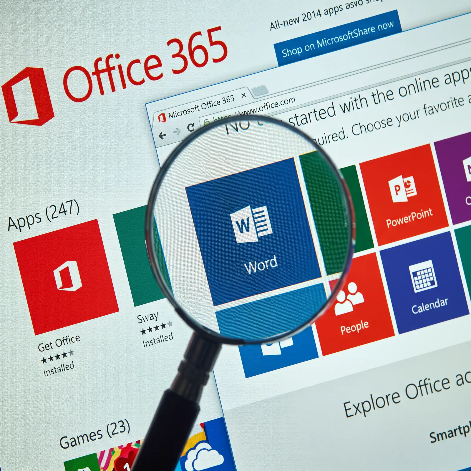 Interface Microsoft 365 avec Word, PowerPoint, Excel et Calendar sur un écran d'entreprise